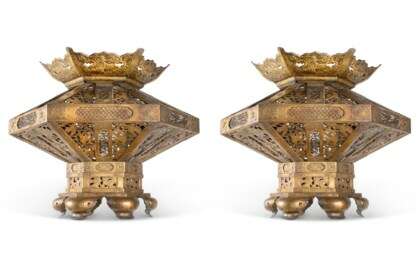 A PAIR OF JAPANESE PIERCED AND CHASED BRASS LANTERNS - photo 1