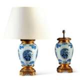 A PAIR OF ORMOLU-MOUNTED CHINESE BLUE AND WHITE PORCELAIN VASES, MOUNTED AS LAMPS - Foto 1