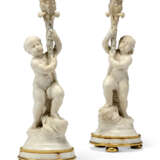 A PAIR OF RESTAURATION FIGURAL MARBLE CANDLESTICKS - Foto 1