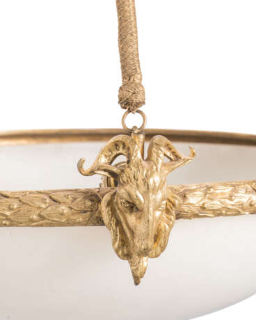 A FRENCH ORMOLU AND ALABASTER HANGING LAMP - Foto 2
