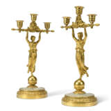 A PAIR OF CHARLES X ORMOLU AND MOTHER-OF-PEARL 'PALAIS-ROYAL' THREE-LIGHT CANDELABRA - Foto 1