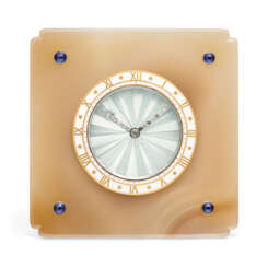 EARLY 20TH CENTURY AGATE AND SAPPHIRE CLOCK, CARTIER