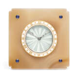 Cartier. EARLY 20TH CENTURY AGATE AND SAPPHIRE CLOCK, CARTIER - Foto 1