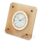 Cartier. EARLY 20TH CENTURY AGATE AND SAPPHIRE CLOCK, CARTIER - Foto 2