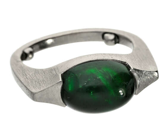 Ring: weißgoldener Goldschmiedering mit grünem Farbstein, vermutlich Turmalin - Foto 1