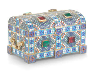 A LARGE CLOISONNÉ ENAMEL SILVER-GILT CASKET