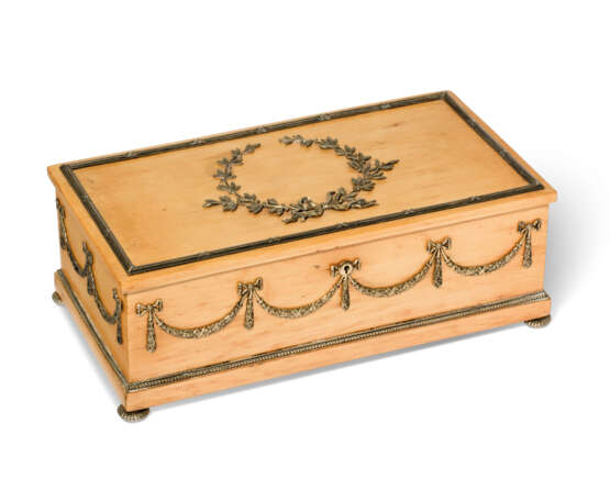 A SILVER-GILT MOUNTED HOLLY WOOD BOX - Foto 1