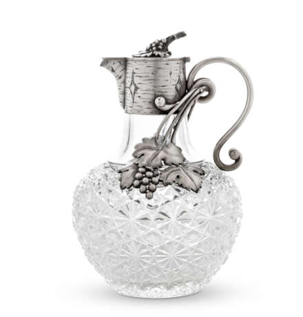 Faberge. A PARCEL-GILT SILVER-MOUNTED CUT-GLASS DECANTER - photo 2