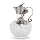Faberge. A PARCEL-GILT SILVER-MOUNTED CUT-GLASS DECANTER - Foto 2