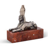 A SILVER TABLE LIGHTER IN THE FORM OF A SPHINX - Foto 1