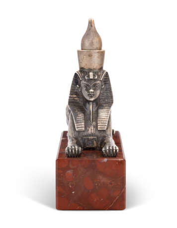 A SILVER TABLE LIGHTER IN THE FORM OF A SPHINX - Foto 2