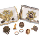 A GROUP OF PENDANT AND DESK SEALS AND CORPS DES PAGES RINGS - Foto 1