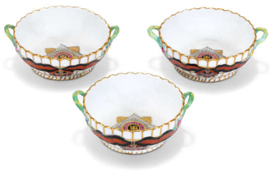 Gardner Porcelain Factory. THREE PORCELAIN NUT DISHES FROM THE SERVICE OF THE ORDER OF ST VLADIMIR - Foto 1