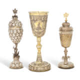 A PARCEL-GILT SILVER CHALICE AND TWO PARCEL-GILT SILVER CUPS AND COVERS - Foto 1