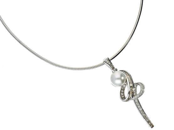 Halsreif: feiner, hochwertiger Schlangenreif mit dekorativem Perlen/Diamantanhänger, 18K Weißgold - Foto 1