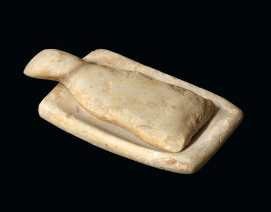 A CYCLADIC MARBLE SCHEMATIC IDOL AND PALETTE - Foto 2