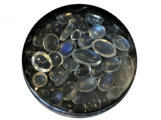 Steine: Konvolut feiner Mondsteine, Restbestand aus Goldschmiede-Nachlass - photo 1