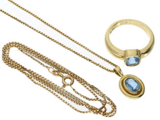 Ring/Kette/Anhänger: goldener, massiver Goldschmiedering mit sehr feinen Aquamarin und passendem Anhänger sowie 2 Collierketten