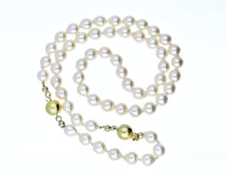 Kette: schöne Akoya-Perlenkette mit Verlängerung und 2 hochwertigen Goldschließen