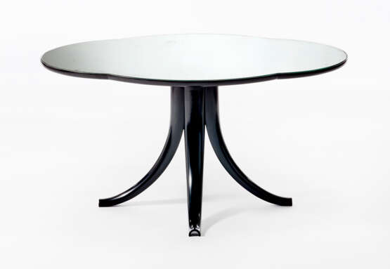 Pietro Chiesa. Coffee table with a four-lobed shape and hollow legs shaped like a saber - photo 1