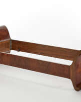 Dormeuse-sofa veneered in wood with cartouche headboards