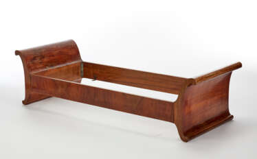 Dormeuse-sofa veneered in wood with cartouche headboards