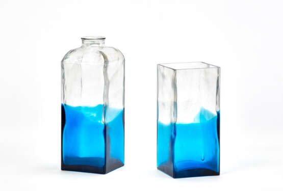 Venini. Lot composed of a square-section vase and a blue-colorless blown glass bottle - photo 1