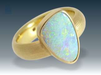 Ring: äußerst massiver, sehr hochwertig gearbeiteter vintage Opal/Goldschmiedering, 18K Gold