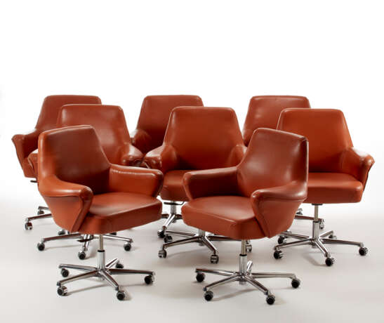Gianni Moscatelli. * Lot of eight small armchairs on wheels covered in Siena-colored leather - фото 1