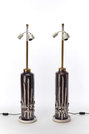 Pair of three-light table lamps with structure in natural brass and painted white - фото 1