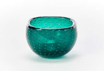 Transparent green sommerso glass bowl with inclusion of bubbles arranged regularly with rounded quadrangular rim
