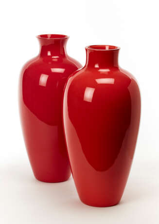 Venini. Two vases in incamiciato red glass - Foto 1