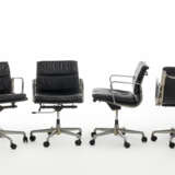 Charles Eames (1907-1978) e Ray Eames (1912-1988). Lot of four armchairs of the series "Aluminium Group" - photo 1
