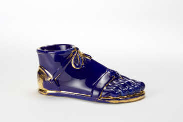 Piede | Partially gilded vitrus china sculpture depicting a foot with a shoe