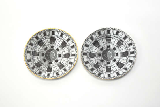 Atelier Fornasetti. Pair of dishes of the series "Architettura" - Foto 1
