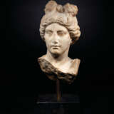 A ROMAN MARBLE HEAD OF VENUS - фото 1