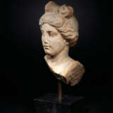 A ROMAN MARBLE HEAD OF VENUS - фото 3