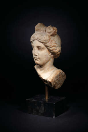 A ROMAN MARBLE HEAD OF VENUS - Foto 3