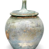A ROMAN GLASS CINERARY URN AND LID - фото 1