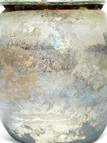 A ROMAN GLASS CINERARY URN AND LID - фото 3