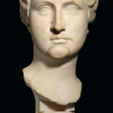 A ROMAN MARBLE PORTRAIT HEAD OF A WOMAN - фото 1