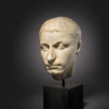 A ROMAN MARBLE PORTRAIT HEAD OF A MAN - фото 1