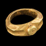 A LATE ROMAN GOLD RING - фото 2