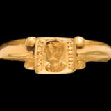A LATE ROMAN GOLD RING - Foto 2