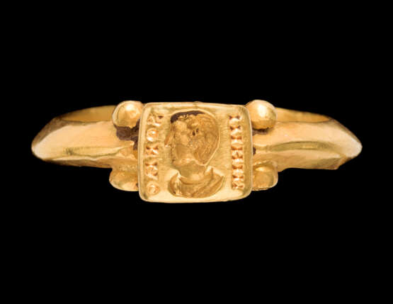 A LATE ROMAN GOLD RING - Foto 2