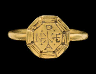 A BYZANTINE GOLD RING