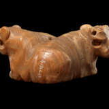 A MESOPOTAMIAN BANDED ALABASTER CONJOINED BULL AMULET - фото 1