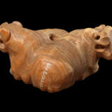 A MESOPOTAMIAN BANDED ALABASTER CONJOINED BULL AMULET - Foto 2