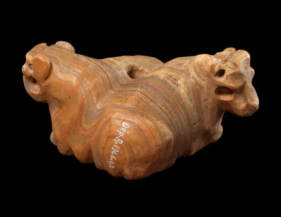 A MESOPOTAMIAN BANDED ALABASTER CONJOINED BULL AMULET - photo 2