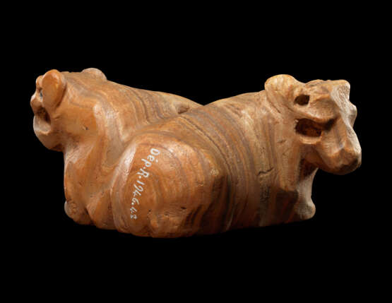 A MESOPOTAMIAN BANDED ALABASTER CONJOINED BULL AMULET - Foto 3